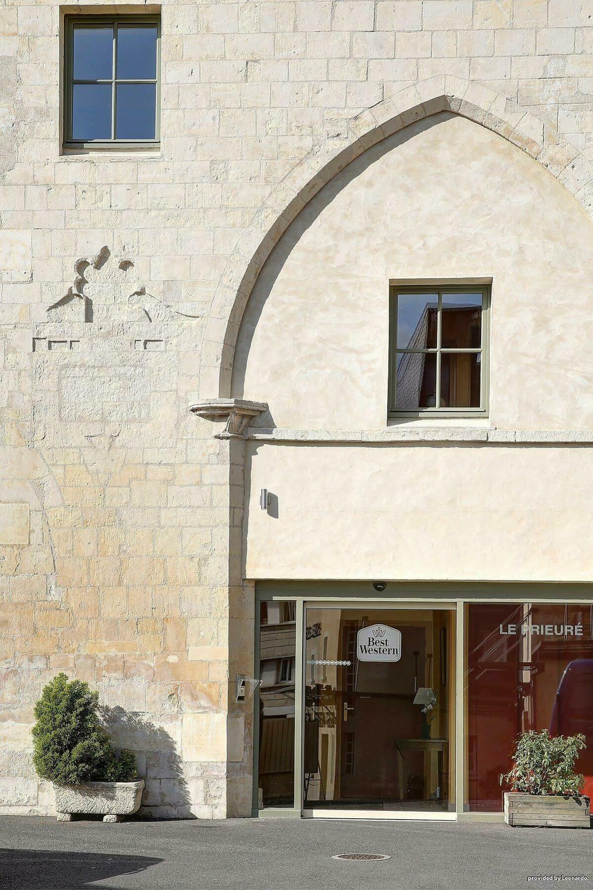 Hotel Restaurant Le Dauphin Et Le Spa Du Prieure Caen Exterior foto
